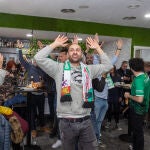 Aficionados del Cacereño celebran el próximo enfrentamiento con el Real Madrid en la Copa del Rey