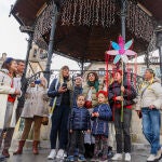 La alcaldesa, Clara Martín, en representación de la ciudad, recibe la felicitación navideña y agradecimiento por parte los ucranianos acogidos en Segovia