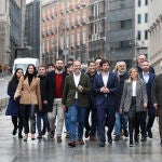 La líder de Ciudadanos, Inés Arrimadas y la alcaldesa de Madrid, Begoña Villacís durante la presentación de la candidatura de Adrián Vázquez (en el centro), Patricia Guasp (3d, delante), Mariano Fuentes (izquierda) y Carlos Pérez-Nieva (2drecha, delante) a las primarias de Ciudadanos (Cs) para la VI Asamblea General del partido, este viernes, ante el Congreso de los Diputados. EFE/ Javier Lizón