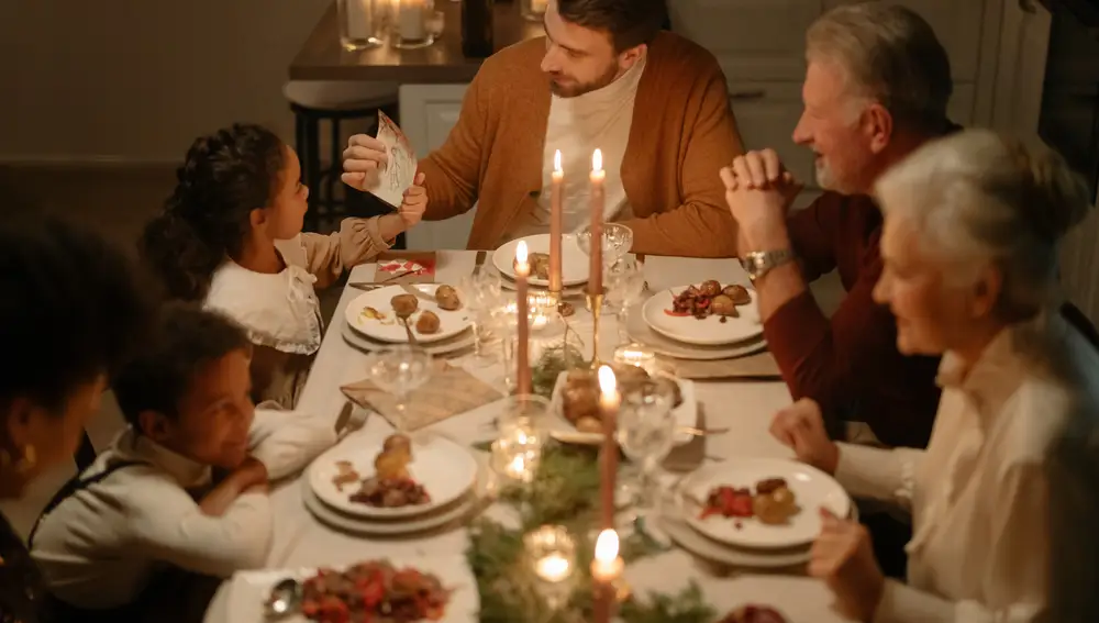 Para evitar que nuestros invitados utilicen su móvil, podemos crear una conversación en la que todos se sientan integrados