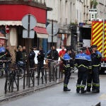 Policías franceses en el lugar del tiroteo, en el distrito 10 de París
