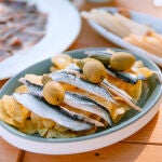 Boquerones en vinagre, patatas chips hispalana y aceitunas