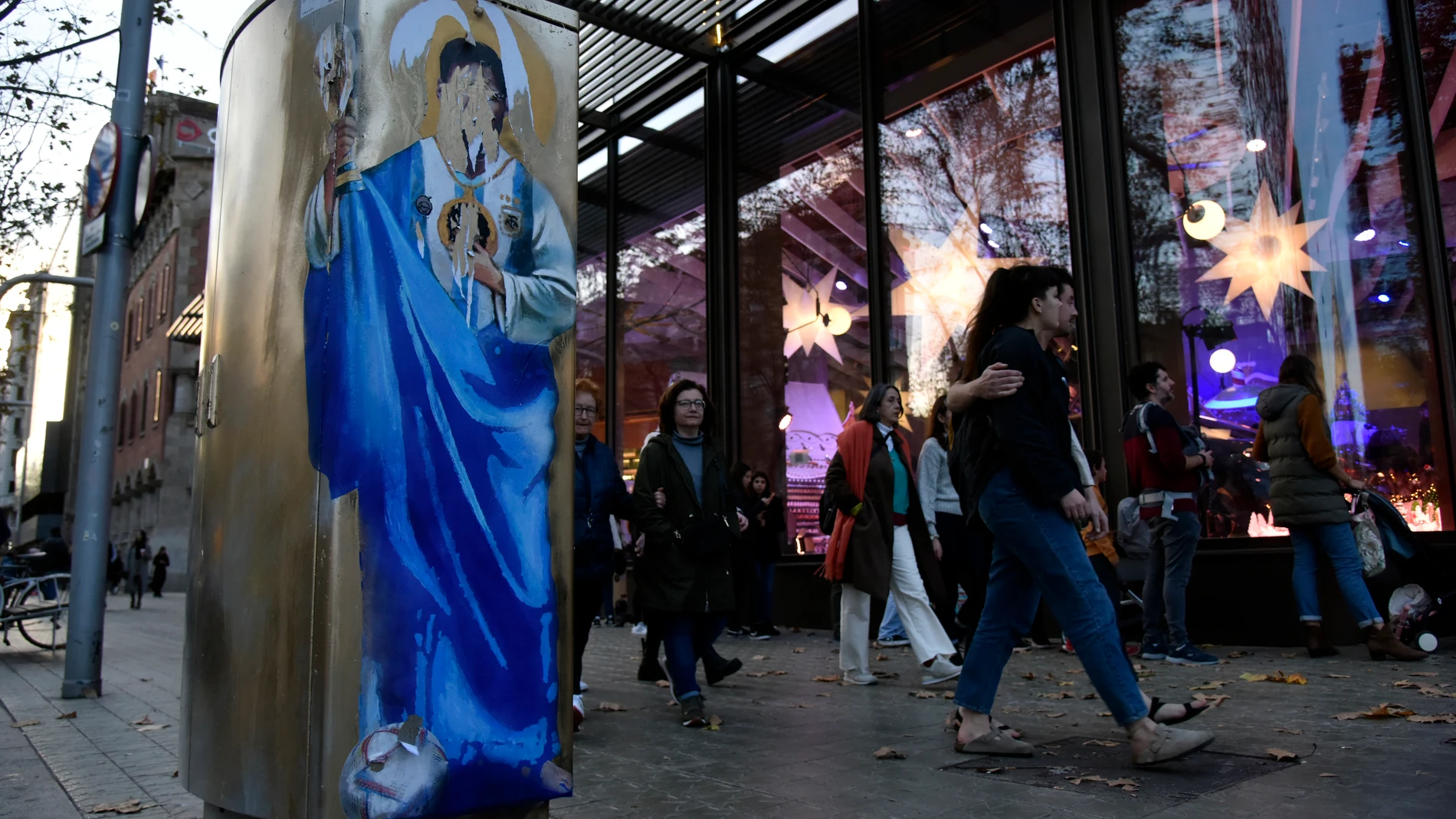 Vista de la obra mural ‘San Lionel’ del artista urbano contemporáneo Tvboy destrozada, en el Paseo de Gracia con Diagonal. David Oller / Europa Press23/12/2022