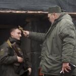 Un capellán bendice a un soldado con motivo de la Navidad en la posición de la Guardia Nacional de Ucrania cerca de la frontera rusa cerca de Járkiv, Ucrania, el 24 de diciembre