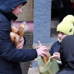 Niños reciben pan de una organización humanitaria en Kramatorsk (Donetsk)