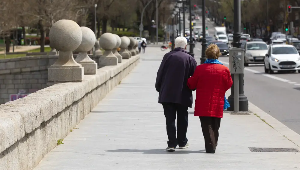 Imagen de personas mayores paseando por Madrid