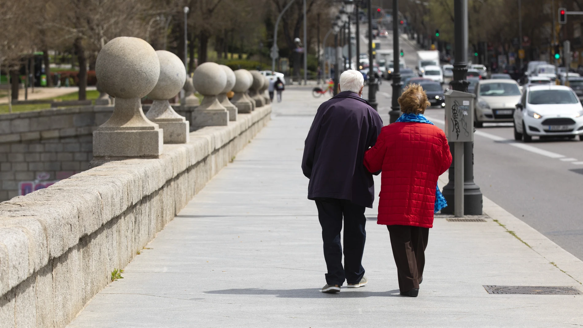 Imagen de personas mayores paseando por Madrid