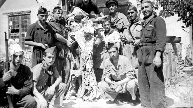 Milicianos republicanos posando con momias de monjas procedentes de tumbas que habían profanado en el Convento de la Concepción de Toledo