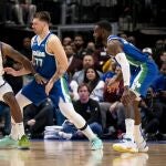 Doncic, emparejado con LeBron James en un ataque de los Lakers