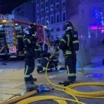 Bomberos trabajan en las labores para extinguir un incendio en Callao