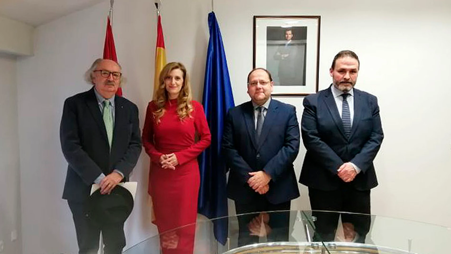 La viceconsejera de Acción Cultural, Mar Sancho, se reúne con el alcalde de La Bañeza (León), Javier Carrera, y el concejal de Cultura, José Luis del Riego. Tambíen asiste el escritor y poeta bañezano Antonio Colinas