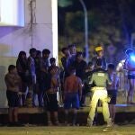 Indígenas partidarios del presidente Jair Bolsonaro negocian con la Policía federal después de un intento de asaltar el Tribunal Supremo brasileño este domingo