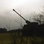 Artillería serbia de 155 mm cerca de la línea fronteriza con Kosovo, al sur del país.