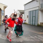 Vista de la mascarada de la Filandorra, que se escenifica en Ferreras de Arriba, donde los personajes que protagonizan la celebración tiznan a quienes se encuentran en su camino en este pueblo zamorano que fue uno de los más afectados por los incendios del pasado verano de la Sierra de la Culebra
