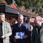 El coordinador general del PP, Elías Bendodo durante su paseo por los mercadillos de la Plaza de Colón
