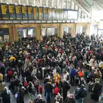 Pasajeros aguardan con paciencia su tren en la estación londinense de King's Cross durante la huelga de ferrocarriles