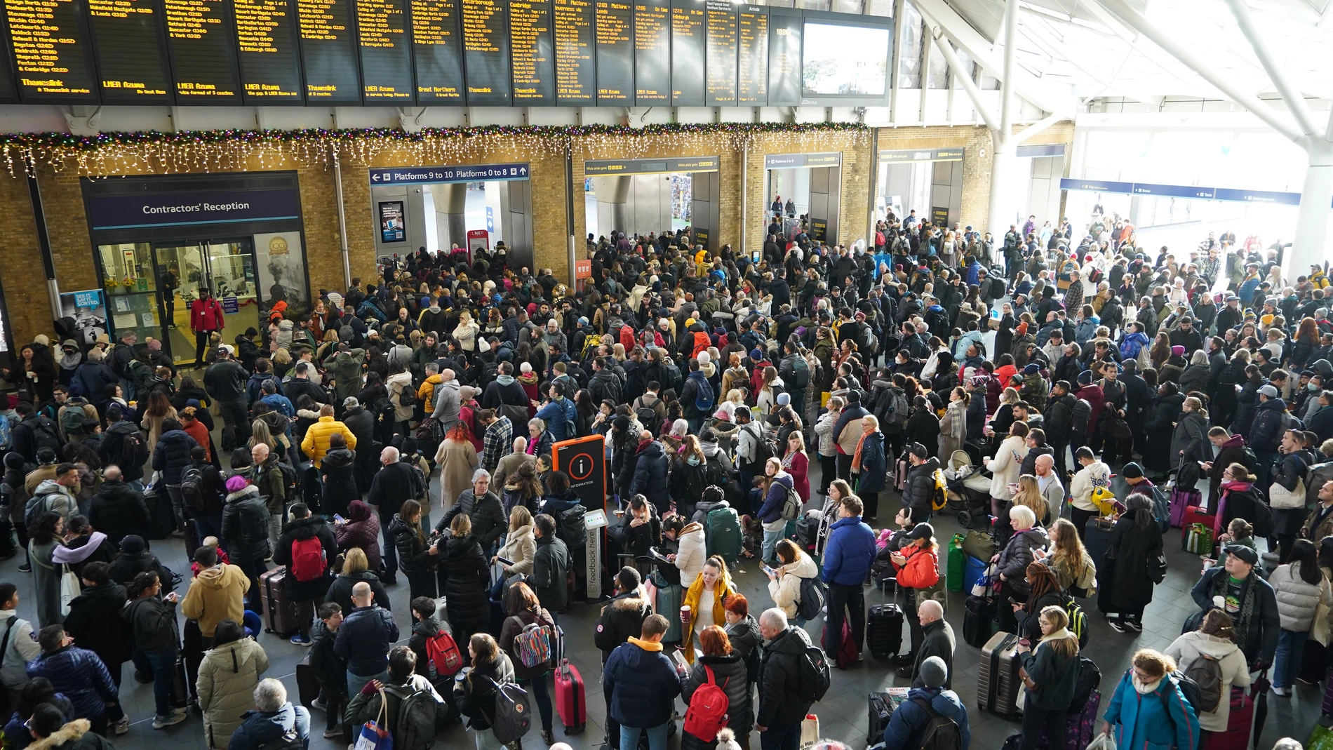 Pasajeros aguardan con paciencia su tren en la estación londinense de King's Cross durante la huelga de ferrocarriles