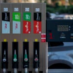 Mangueras de combustible en una gasolinera