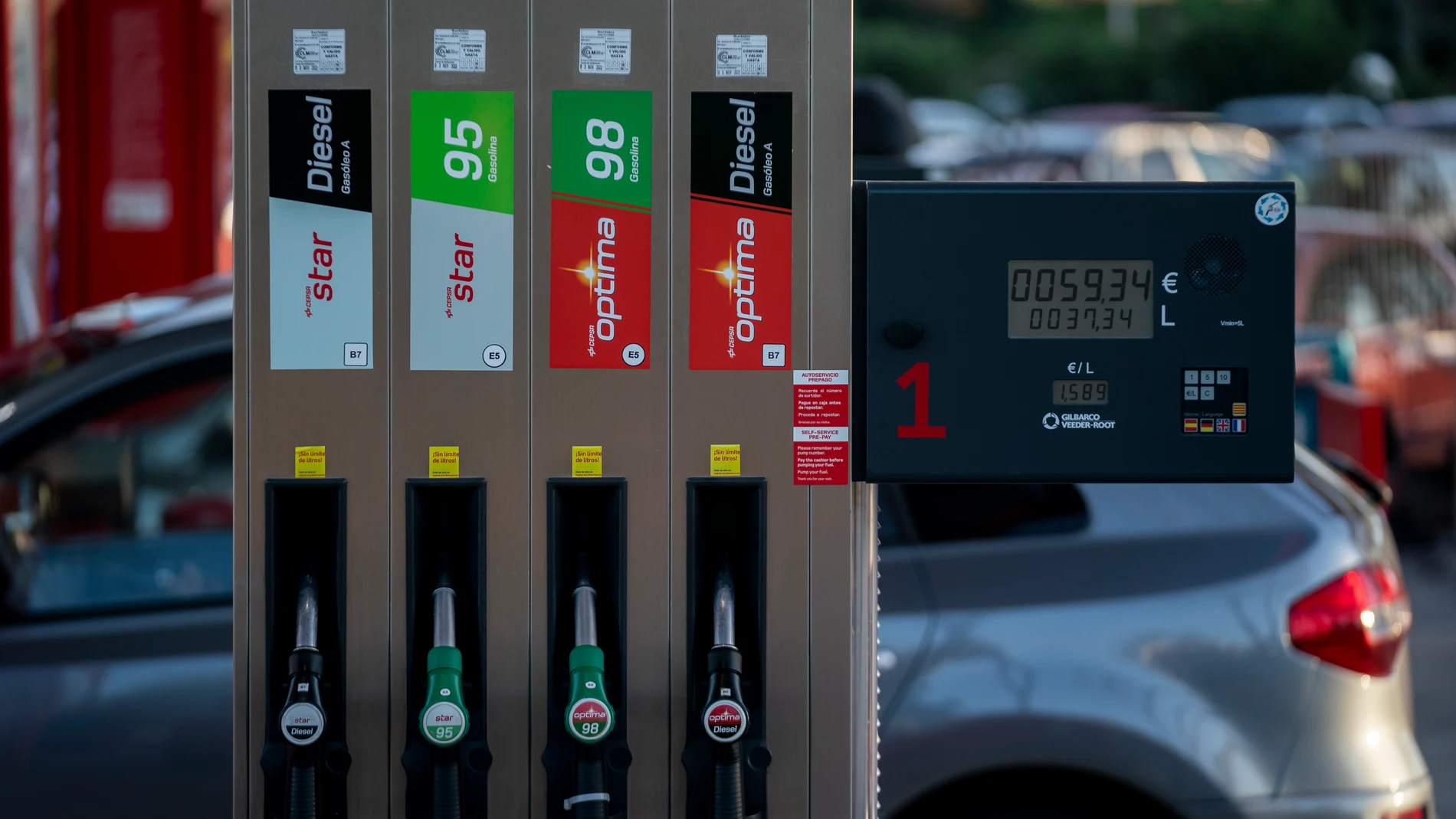 Mangueras de combustible en una gasolinera