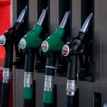 Mangueras de combustible en una gasolinera