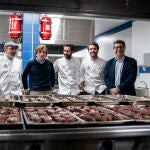 El alcalde de Madrid, José Luis Martínez-Almeida (c), posa con los chefs durante la celebración de una comida solidaria, en la Fundación José María de Llanos, a 28 de diciembre de 2022, en Madrid (España). La comida ha sido preparada para un centenar de mujeres e hijos usuarios del centro para familias vulnerables. Este menú solidario está enmarcado en la iniciativa de comidas solidarias, donde ocho chefs españoles con estrella Michelín preparan menús navideños en cuatro centros de acogida de Madrid para personas sin hogar.28 DICIEMBRE 2022;COMIDA;SOLIDARIA;SOLIDARIDAD;MUJERES;HIJOS;MADRES;CENTRO;FAMILIAS;VULNERABLES;MENÚ;CHEFS;ACOGIDA;SIN HOGARA. Pérez Meca / Europa Press28/12/2022