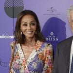 El escritor peruano y Premio Nobel de Literatura, Mario Vargas Llosa (d), y su pareja, la socialité hispano-filipina Isabel Preysler (i), posan para los fotógrafos a su llegada al concierto de Anna Netrebko y Yusif Eyvazof, enmarcado dentro del Universal Music Festival, en el Teatro Real de Madrid.