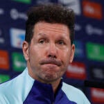 El entrenador argentino del Atlético de Madrid Diego Pablo Simeone durante la rueda de prensa tras el entrenamiento del equipo en la ciudad deportiva del club en Majadahonda, Madrid, este miércoles.