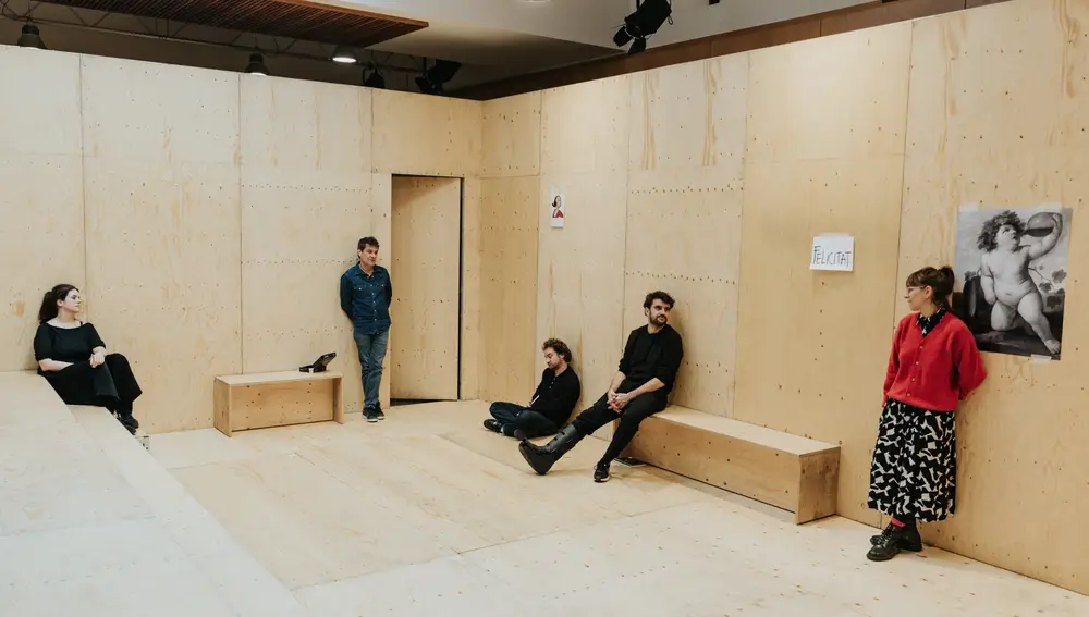 Àlex Rigola mete su "Hedda Gabler" en una habitación de madera de 6 x 8 metros sin techo. Platea y escenario al mismo tiempo