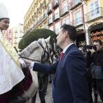 El alcalde de Burgos, Daniel de la Rosa, saluda al Obispillo, Jorge Hernández Miguel