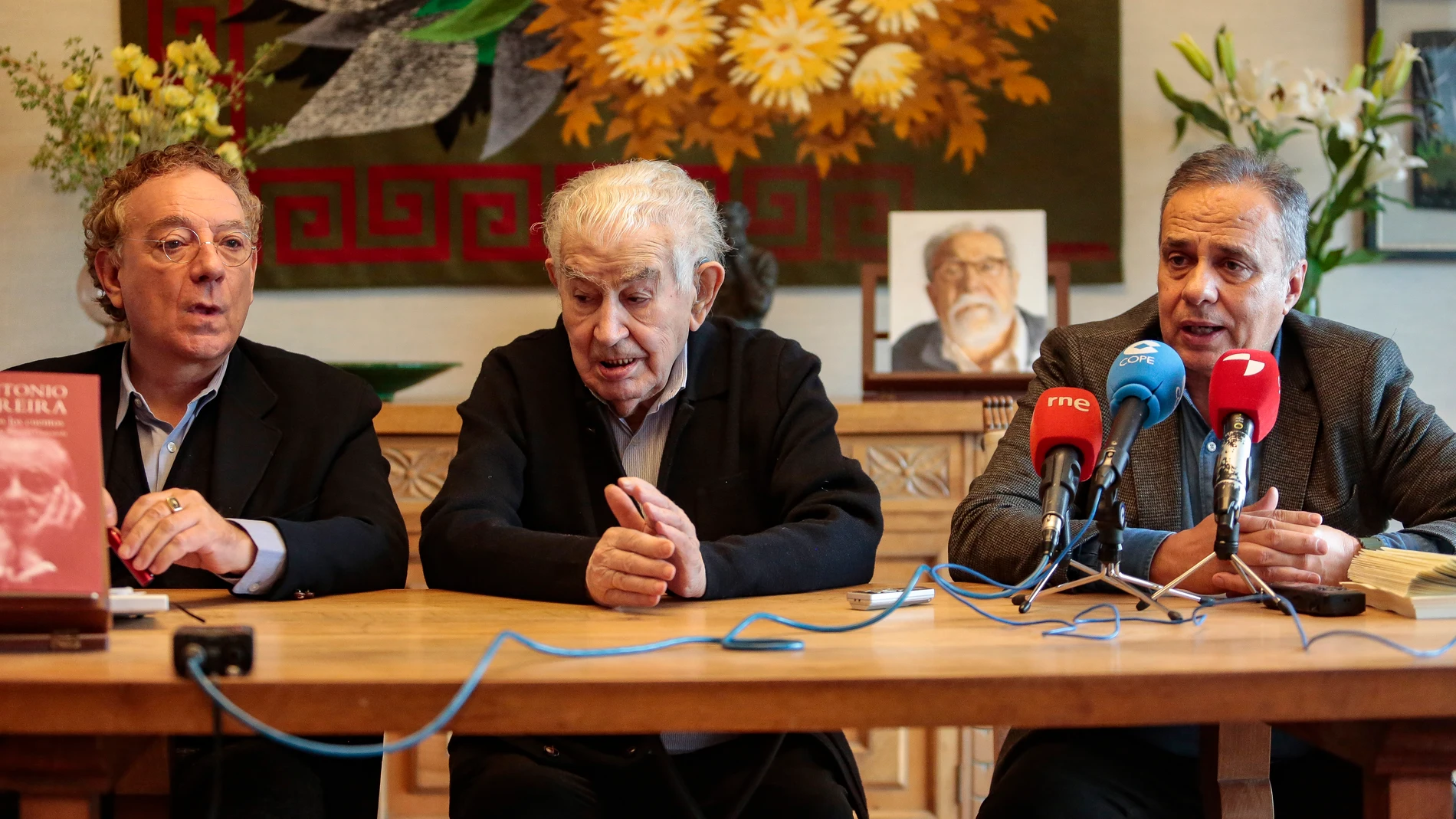 Los poetas Antonio Gamoneda y Juan Carlos Mestre y el director-gerente de la Fundación Antonio Pereira, Joaquín Otero Pereira, presentan el Premio Internacional de Poesía Centenario Antonio Pereira y la edición ‘Todos los poemas y todos los cuentos’ de Antonio Pereira, editada por Siruela con motivo del centenario del autor