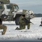 En esta foto tomada de un vídeo difundido por el Servicio de Prensa del Ministerio de Defensa ruso el miércoles, tropas rusas participan en ejercicios en un lugar no especificado de Bielorrusia
