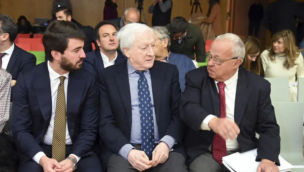 Gallardo, Méndez Pozo y Santonja conversan antes del comienzo del foro