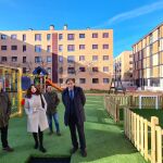 El alcalde Carlos García Carbayo durante la visita al barrio de El Zurguén