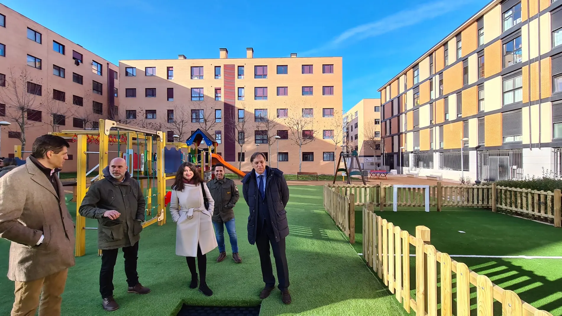 El alcalde Carlos García Carbayo durante la visita al barrio de El Zurguén