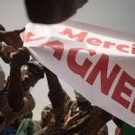 Manifestantes sostienen una pancarta en la que se lee "Gracias Wagner" en Bamako, Mali