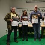 El vicepresidente segundo de la Diputación de Zamora, Jesús María Prada, y el secretario de la Fundación Caja Rural de Zamora, Feliciano Ferrero, participan en el acto de entrega del importe recaudado con la venta de calendarios editados con fotografías de Susana Cabana del incendio de la Sierra de la Culebra.