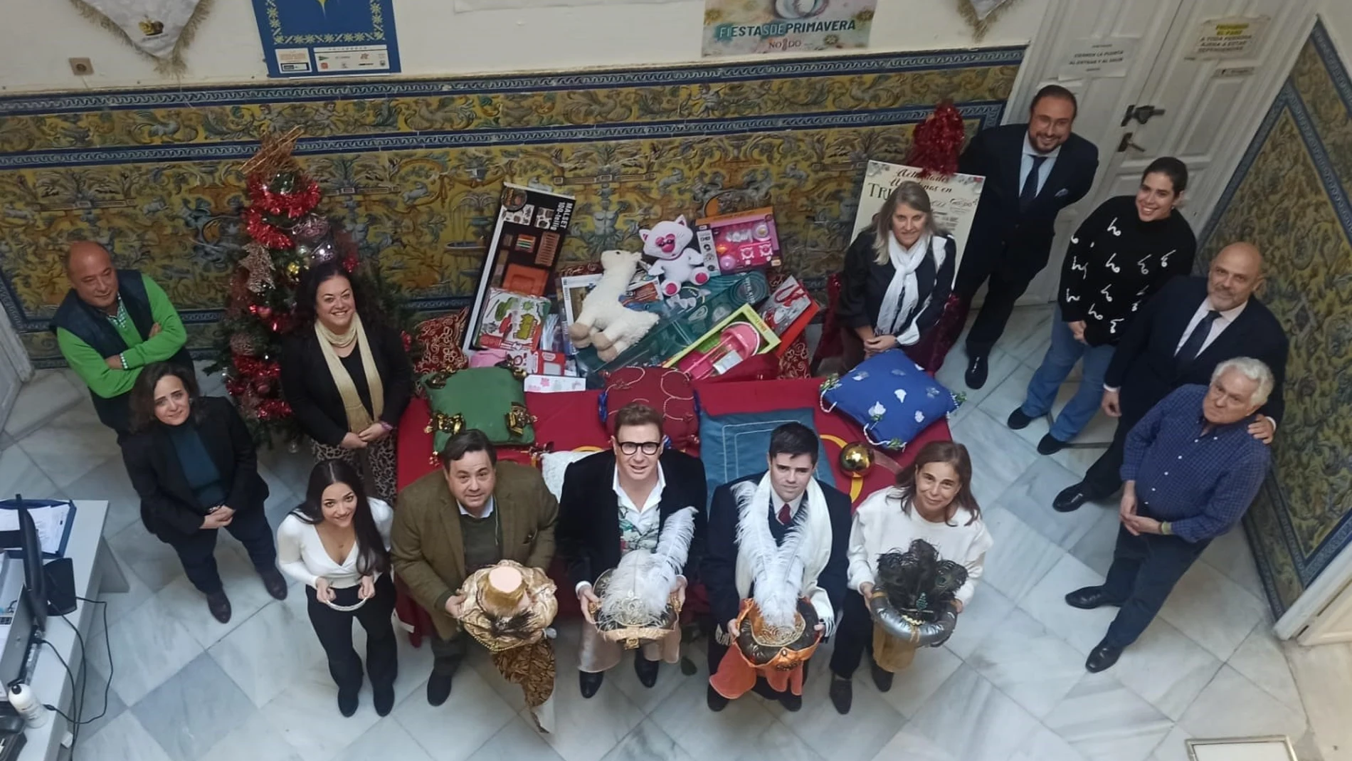 Acto de coronación de las personas que encarnarán a los Reyes Magos de Triana
