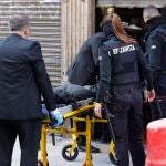 Efectivos de la Ertzaina sacan el cuerpo de la mujer asesinada, que no fue encontrado hasta esta mañana, cuando su pareja confesó a la Policía el crimen.
