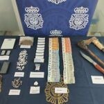 Objetos, droga y dinero intervenidos en la operación