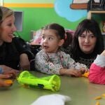 La consejera de Familia e Igualdad de Oportunidades, Isabel Blanco(I), junto a la directora delcolegio, Esperanza Crespo(D), en su visita a los participantes del programa "Conciliamos Incluye Navidad" en el colegio público Juan Mena de la capital