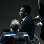 Pelé, en una silla de ruedas
