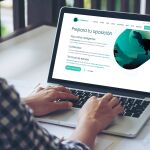 Un usuario consultando la herramienta de la start up Caza tu Plaza