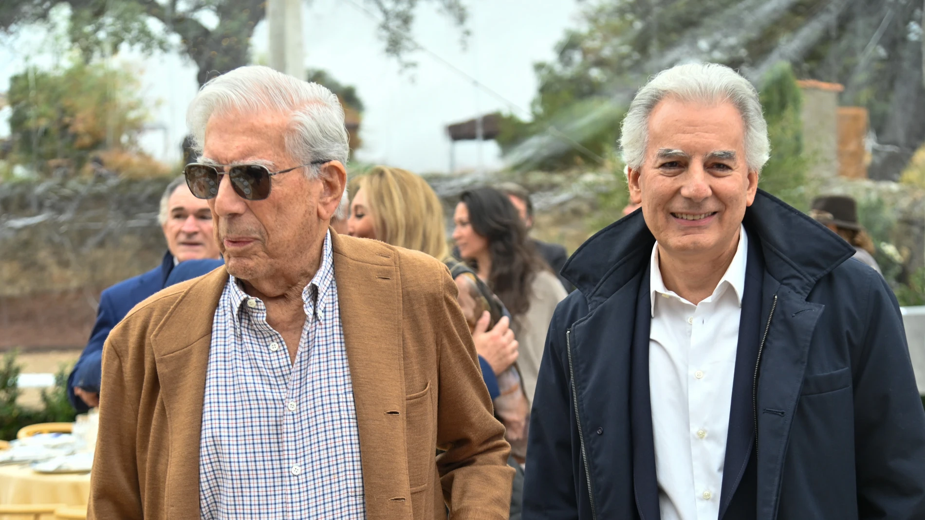 Mario Vargas Llosa y su hijo Álvaro