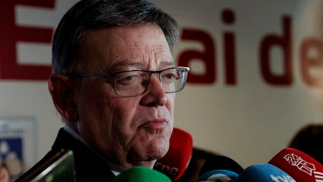 El presidente de la Generalitat, Ximo Puig atiende a los medios de comunicación tras la reunión de trabajo que ha mantenido sobre medidas del fomento del transporte público autonómico