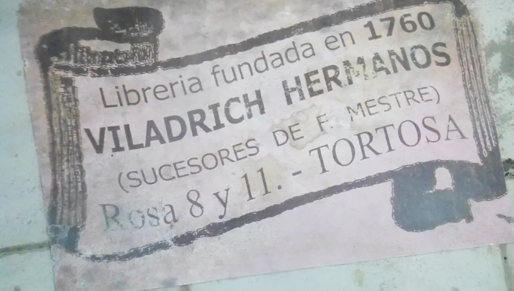 Cartel de la librería "La 2 de Viladrich", en Tortosa