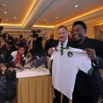 Pelé visitando al Cosmos hace unos años