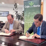 El presidente de Caja Rural de Soria, Carlos Martínez Izquierdo y Benito Serrano, presidente de la Diputación provincial de Soria firman un convenio mediante el cual Caja Rural de Soria colabora en el Rallye Fotográfico Manuel Lafuente Caloto'' que anualmente convoca la Diputación