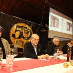 El empresario hostelero José Luis Prada A Tope (I), presenta su biografía acompañado por el autor, José Antonio Martínez Reñones