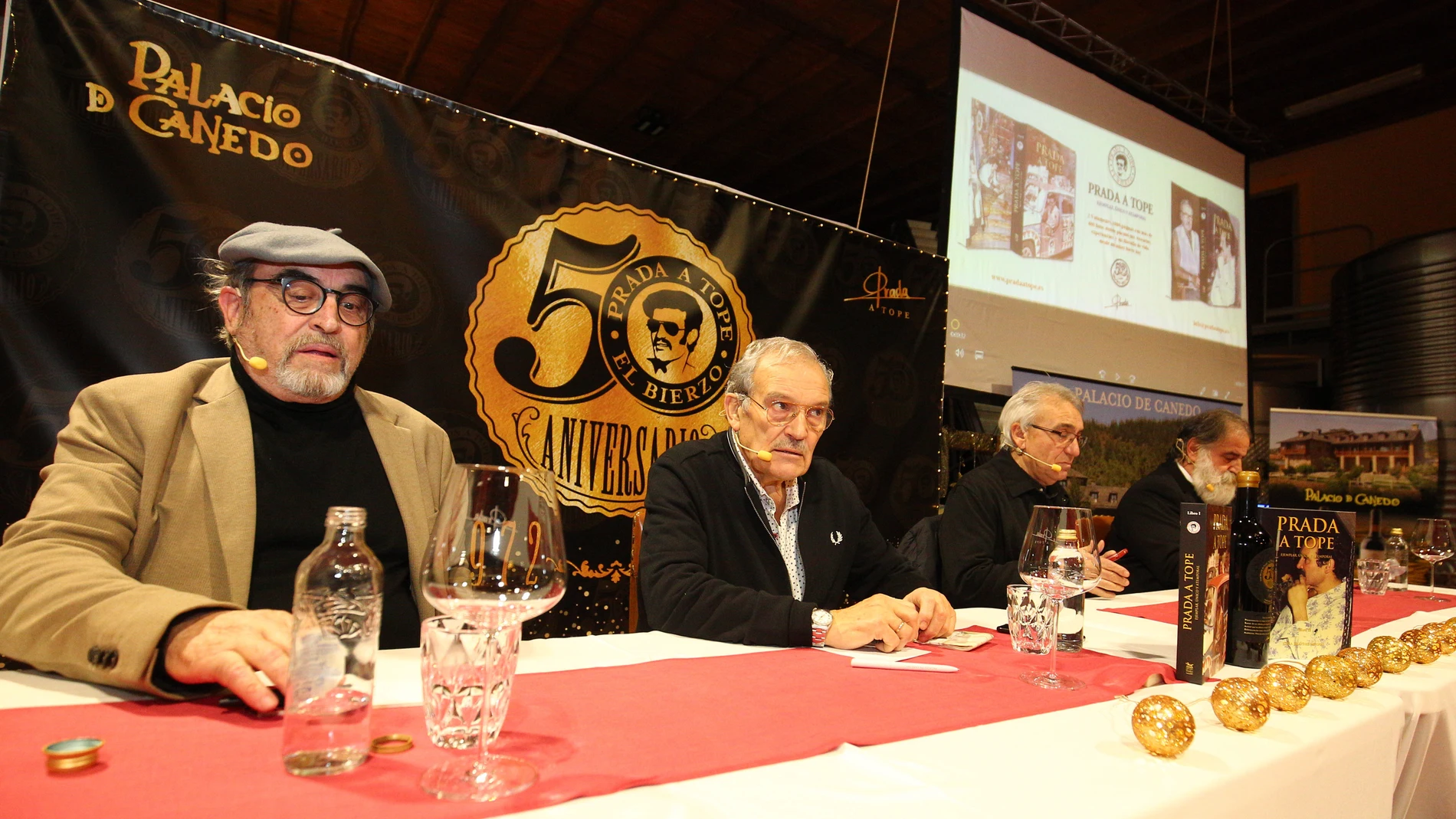 El empresario hostelero José Luis Prada A Tope (I), presenta su biografía acompañado por el autor, José Antonio Martínez Reñones