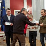 El síndic major de Comptes, Vicent Cucarella (izqda), entrega al presidente de Les Corts, Enric Morera, el informe de fiscalización del sector público autonómico del ejercicio 2021